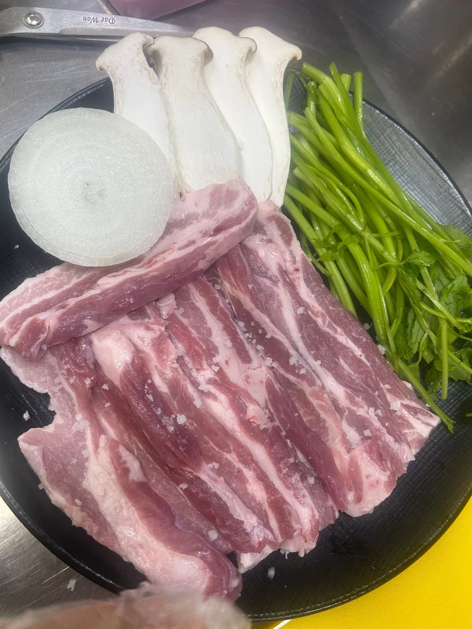 순천시 한식뷔페 순천을담다 메뉴 - 생삼겹살 14,000원