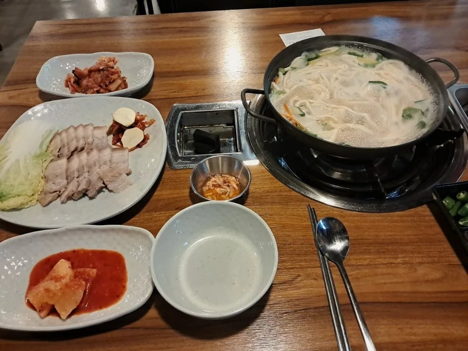 공주시 한식 찬호네밤칼국수밤김치 대표 메뉴 밤칼국수와 보쌈 정식