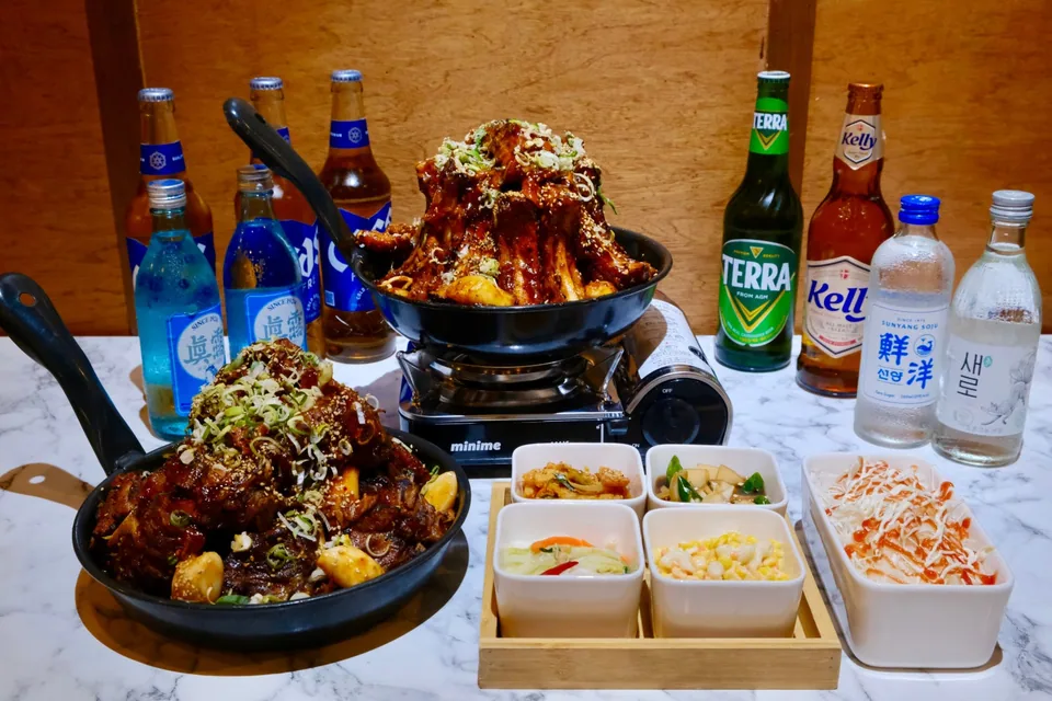 서산시 한식 춘봉식당 대표 메뉴인 뼈구이와 다양한 밑반찬 상차림