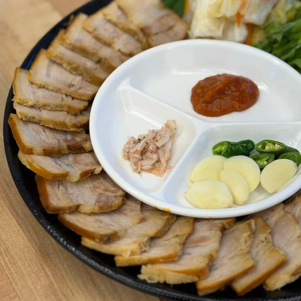 원주시 막국수 메밀담의 정갈하게 차려진 수육 접시