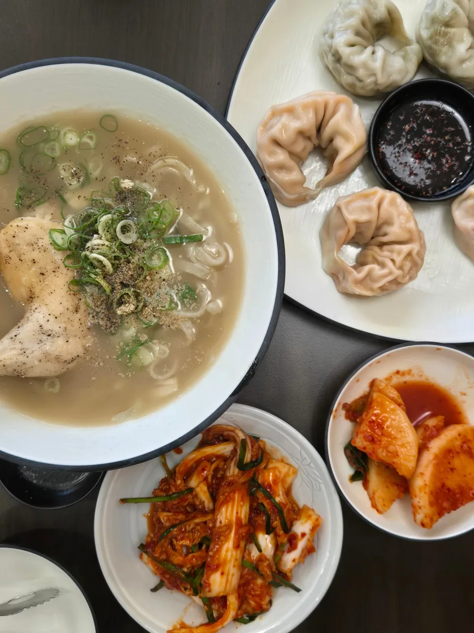 정갈하게 차려진 닭칼국수와 왕만두 상차림