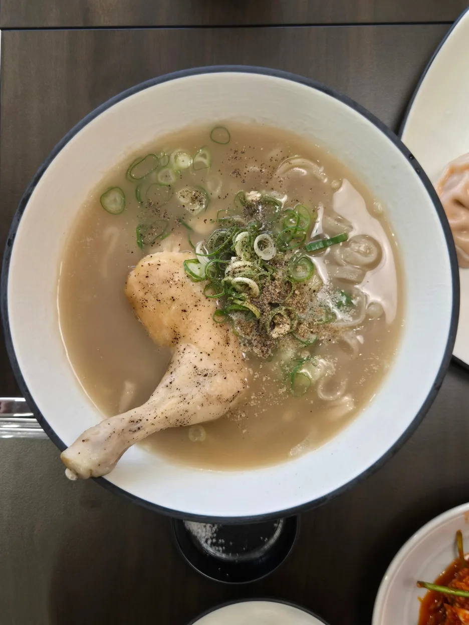 장각닭다리가 올라간 삼계칼국수 메뉴