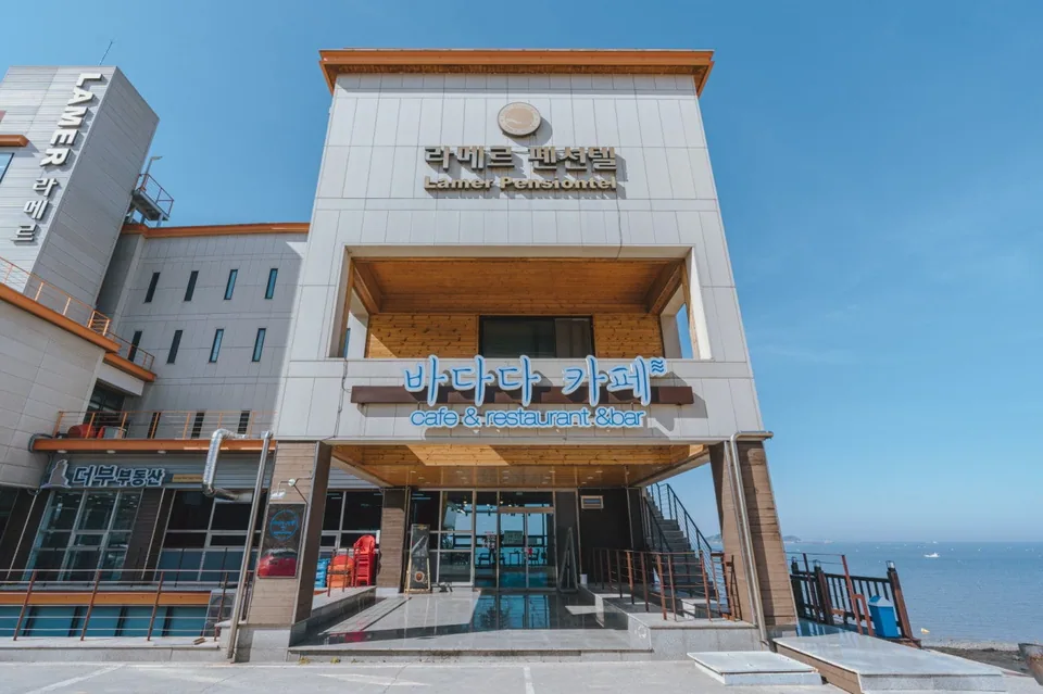 카페 바다다의 외관과 넉넉한 주변 주차 환경