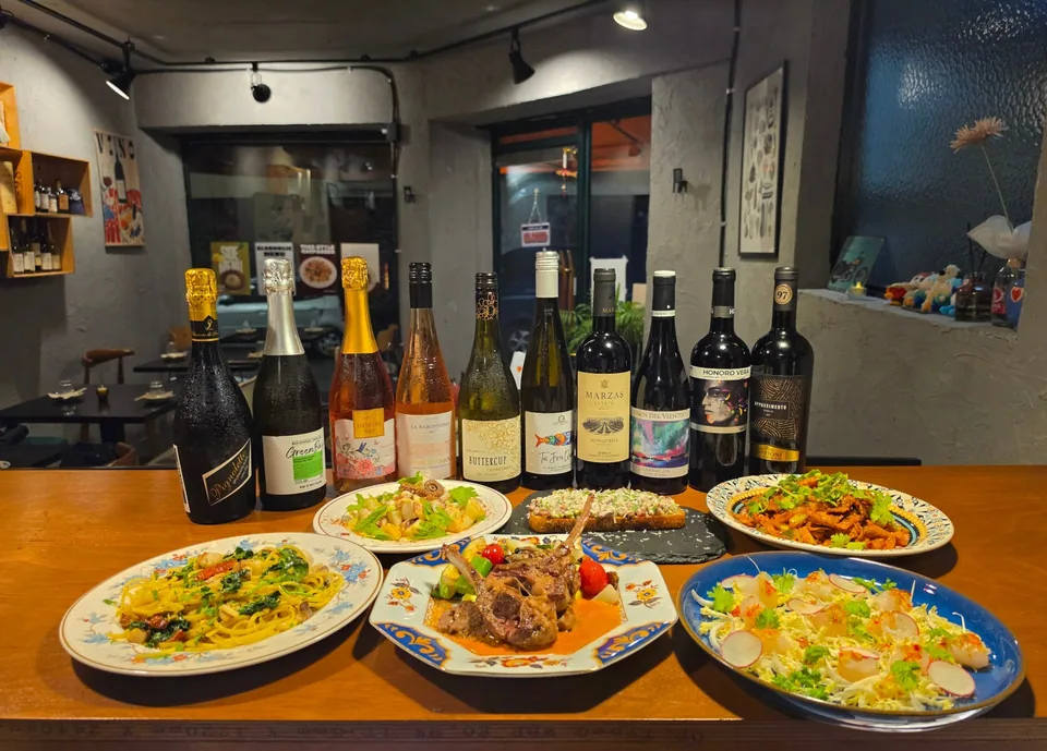 구로구 퓨전음식 우치의 다양한 메뉴와 술병들