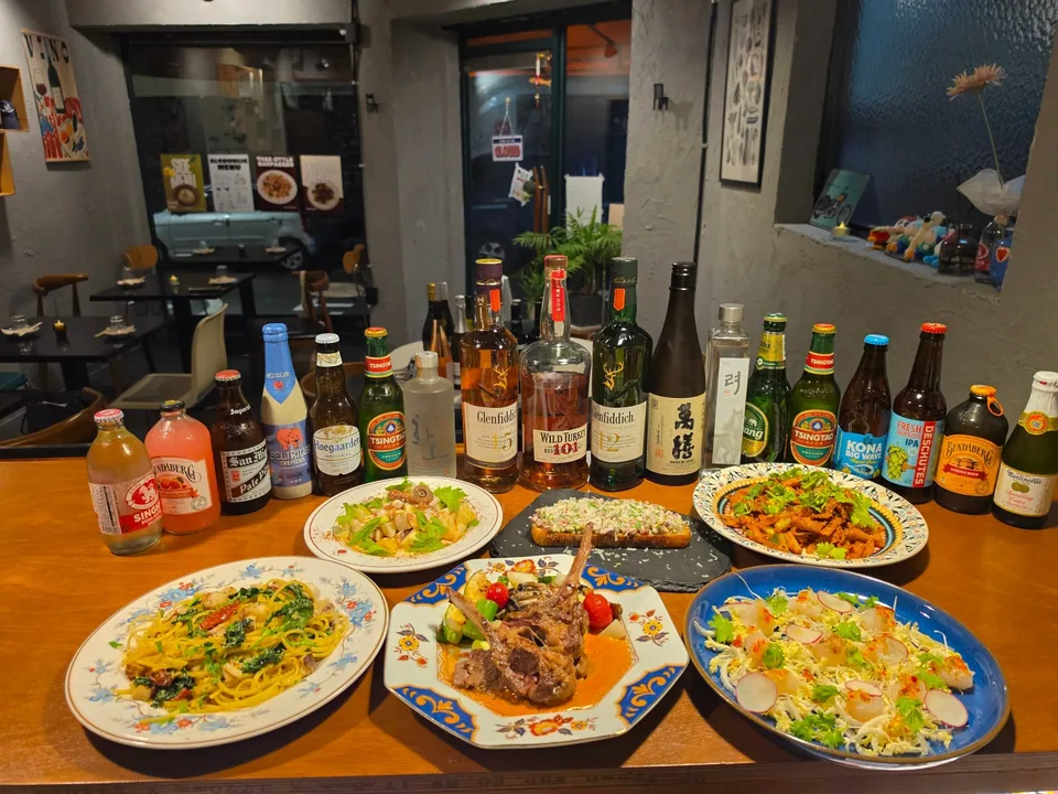다양한 주류와 함께 차려진 우치의 한 상 차림