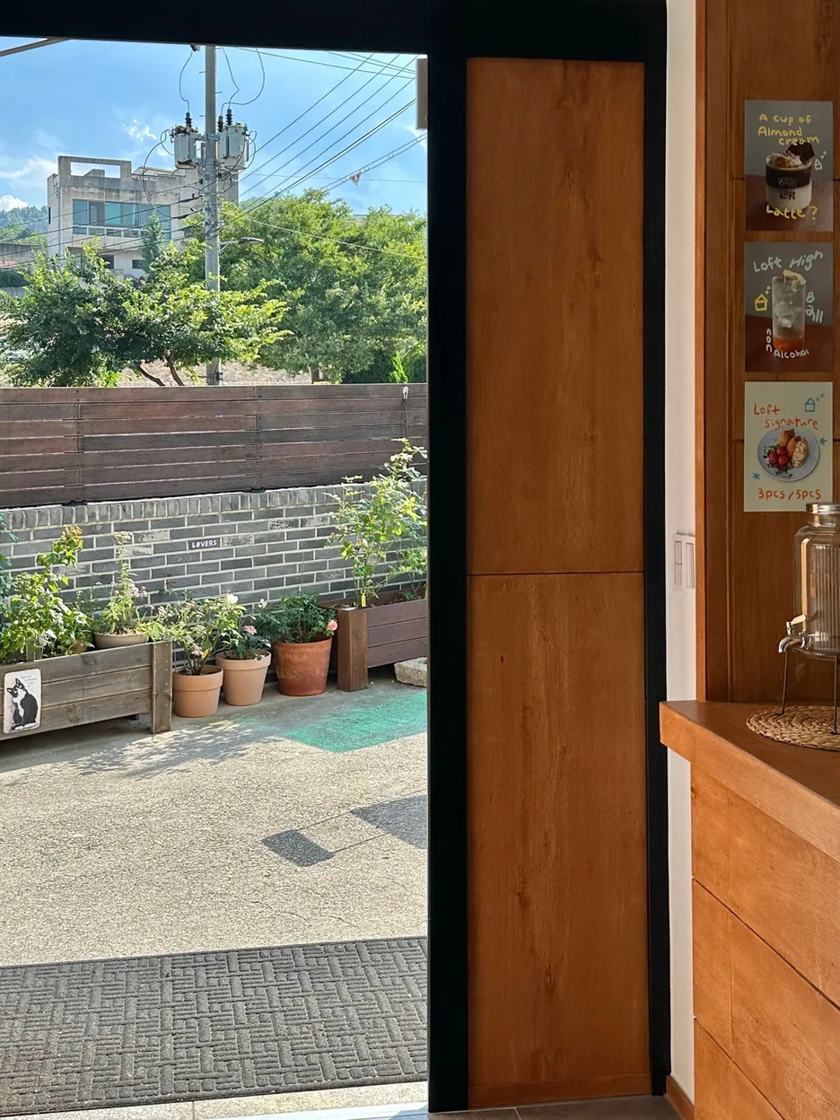 경주시 카페 바이닐로프트 입구 풍경