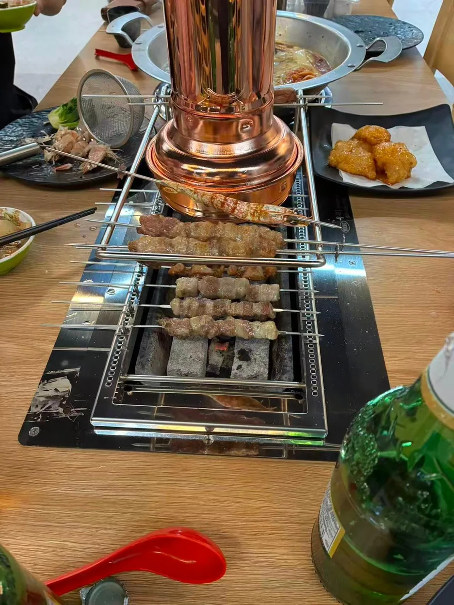 여수시 양꼬치 참숯 불판 위에서 구워지는 꼬치들