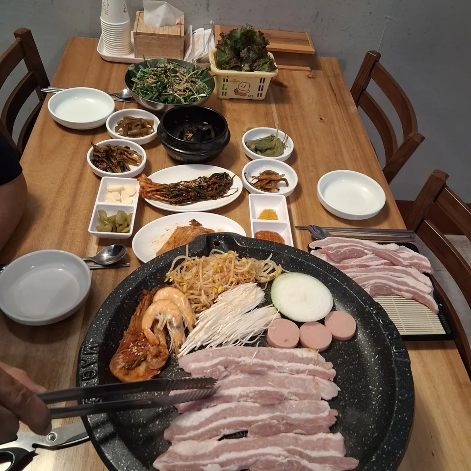 광양시 한식 올빼미식당의 정갈한 상차림과 대표 메뉴인 생삼겹살