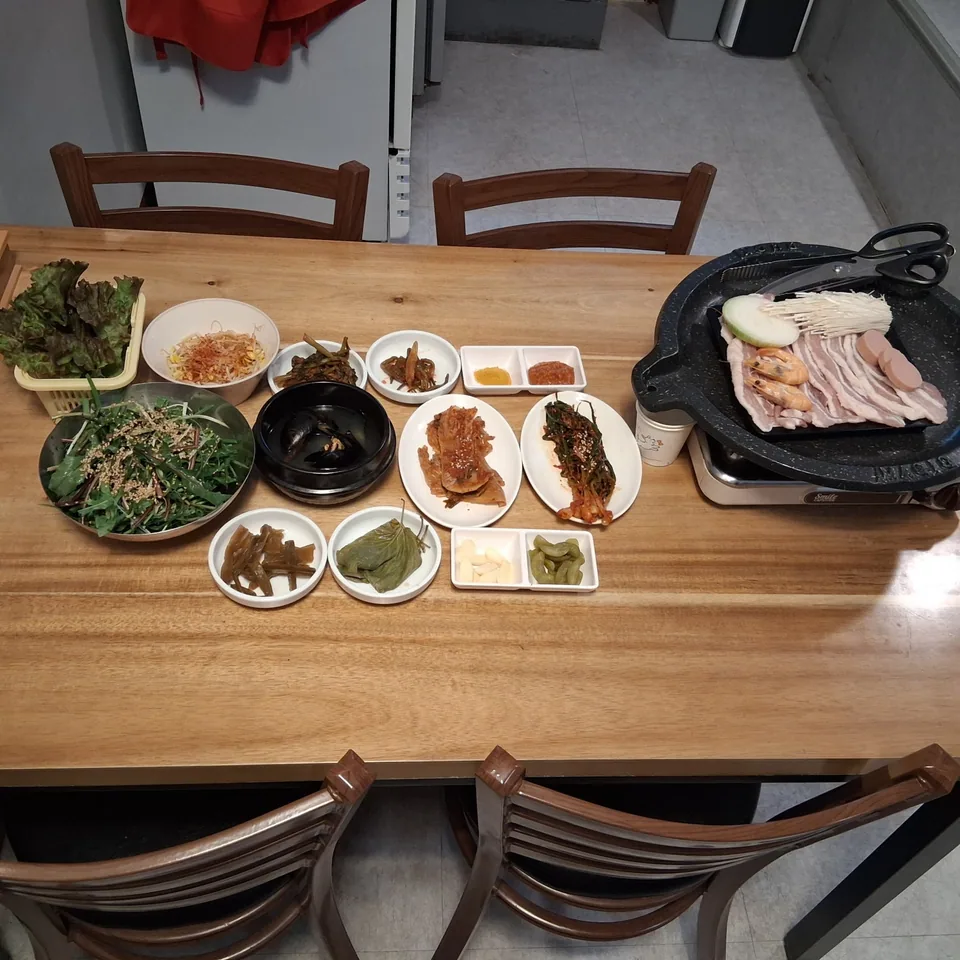 정갈하게 차려진 올빼미식당의 테이블 구성과 다양한 밑반찬