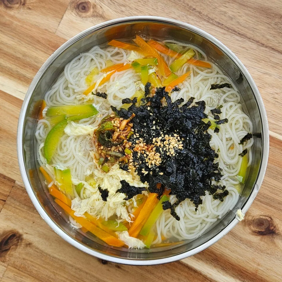 푸짐한 고명과 정성이 가득한 잔치국수