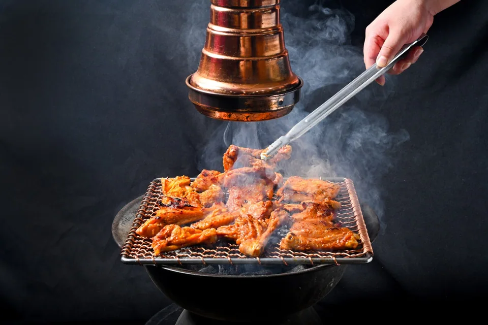 광양시 닭요리 태죽닭숯불구이 매콤한 닭구이 조리 장면