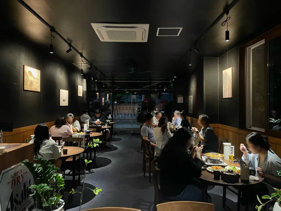 목포시 요리주점 일상 내부 좌석과 조명